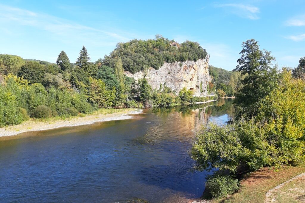 Paysage en Dordogne d'un cours d'eau encadré de végétation de part et d'autre