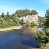Paysage en Dordogne d'un cours d'eau encadré de végétation de part et d'autre
