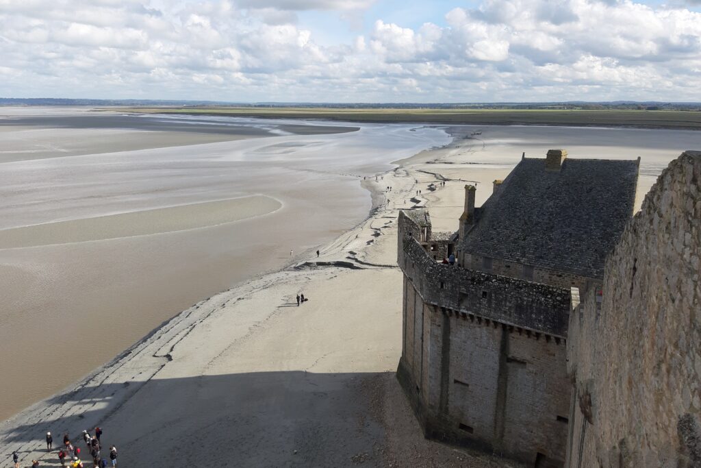 Paysage vu de haut depuis le mont Saint-Michel sur l'océan et le sable qui entoure