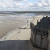 Paysage vu de haut depuis le mont Saint-Michel sur l'océan et le sable qui entoure