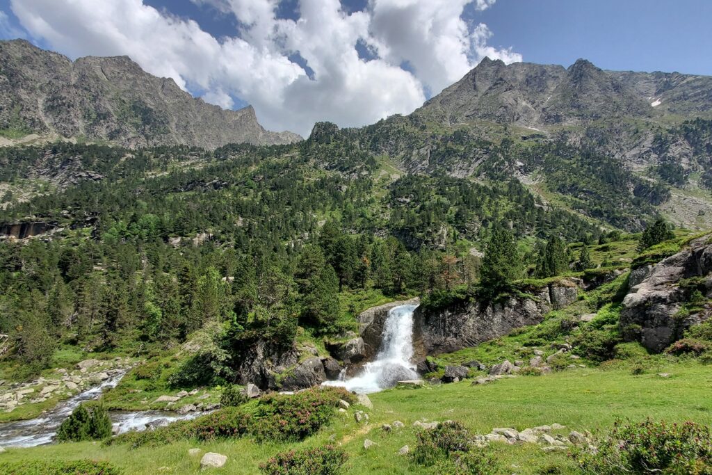 Paysage de montagne avec une cascade au centre de l'image