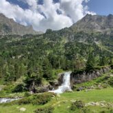 Paysage de montagne avec une cascade au centre de l'image