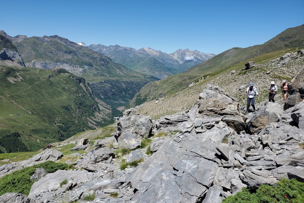 Groupe de randonneurs sur un sentier de randonnée avec un guide de montagne dans la zone de Gavarnie