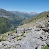Groupe de randonneurs sur un sentier de randonnée avec un guide de montagne dans la zone de Gavarnie