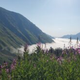 Paysage montagnard avec des nuages au dessus d'une vallée
