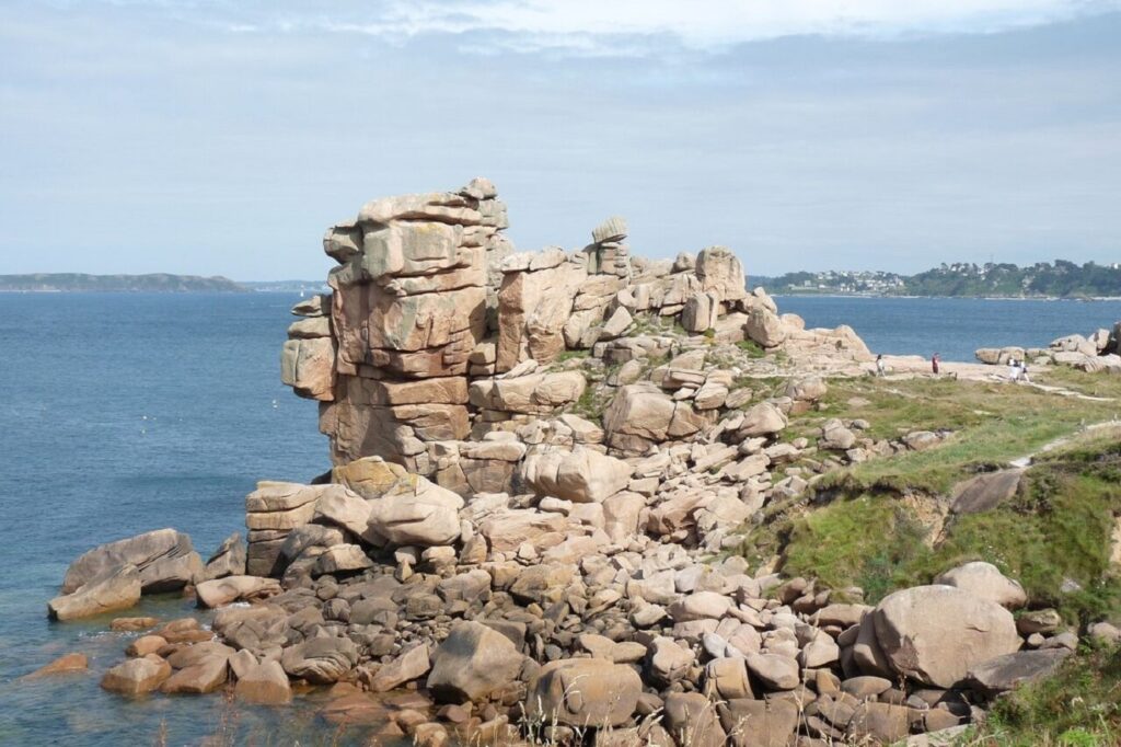 Paysage côtier avec un petit sommet fait de roches qui donne sur l'océan