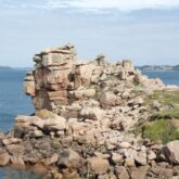 Paysage côtier avec un petit sommet fait de roches qui donne sur l'océan