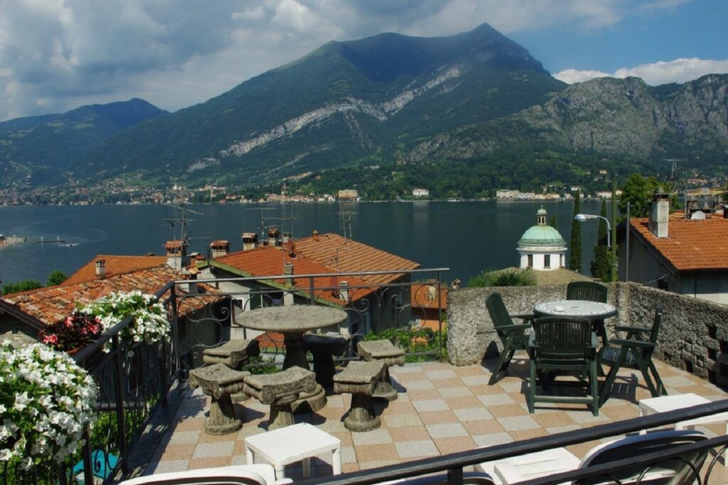 Paysage au bord du lac de Côme en Italie avec les montagnes en fond et des maisons au premier plan