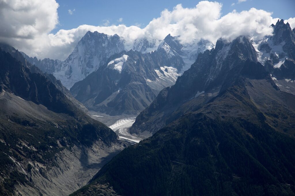 Paysage de montagne avec des sommets enneigés en fond