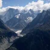 Paysage de montagne avec des sommets enneigés en fond