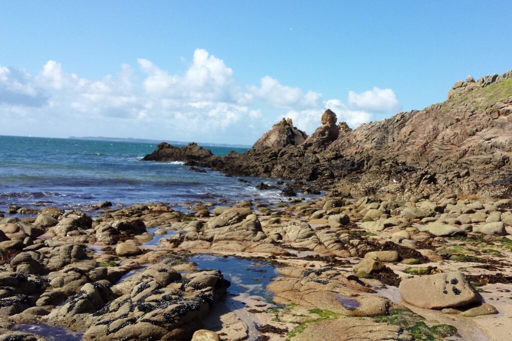 Paysage de bord de mer avec des rochers en tant que plage