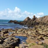 Paysage de bord de mer avec des rochers en tant que plage