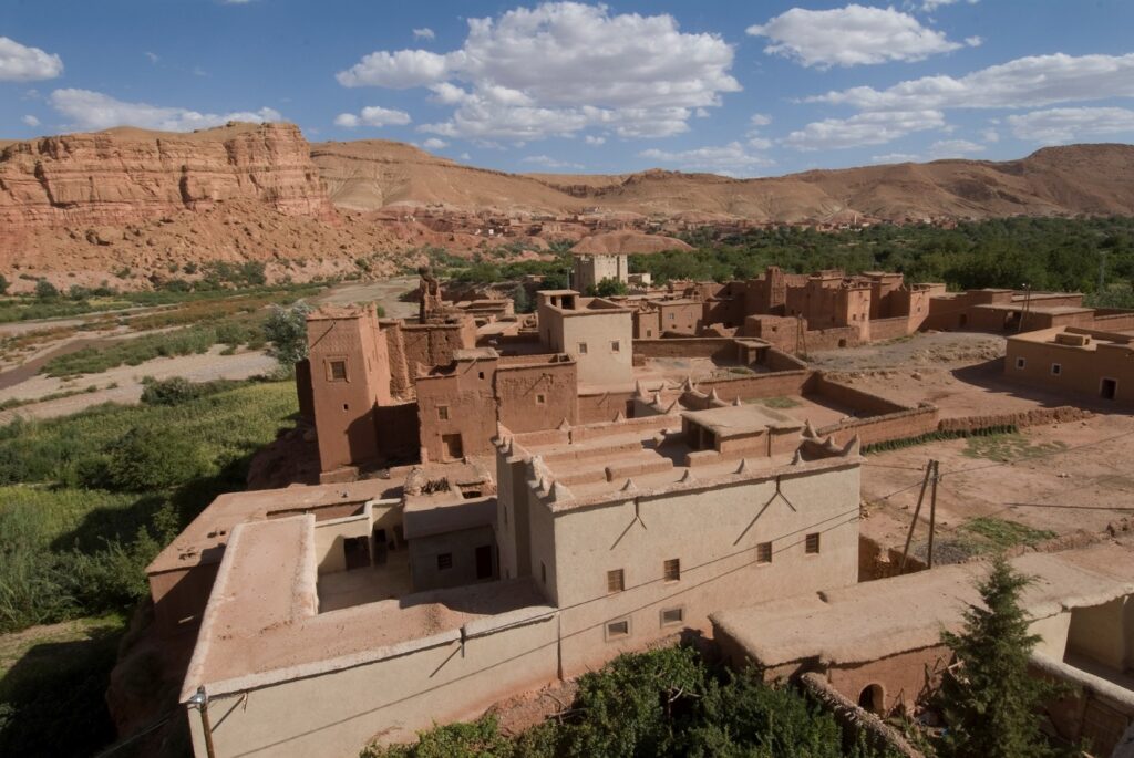 prise de vue d'un village depuis l'intérieur de ce dernier, espèce en fond des sommets et au premier plan des constructions d'habitations