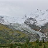 Paysage de montagne dans les Alpes observé par un groupe et son guide lors d'un séjour de randonnée autour du Mont Blanc par le nord