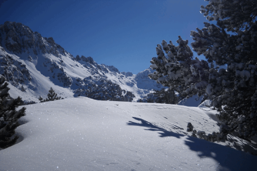 Paysage de montagne dans les encantas, en hiver avec des paysages couverts de neige