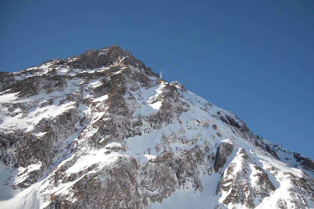 Le pic du midi de Bigorre vu en contrebas en hiver