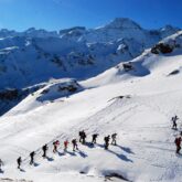 Groupe de randonneurs sur un sentier de randonnée en raquettes avec leur guide, dans la neige entre Gavarnie et Cauterets
