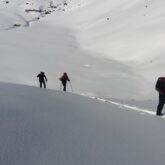 Groupe de randonneurs en raquettes avec leur guide sur l'altiplano du Capcir
