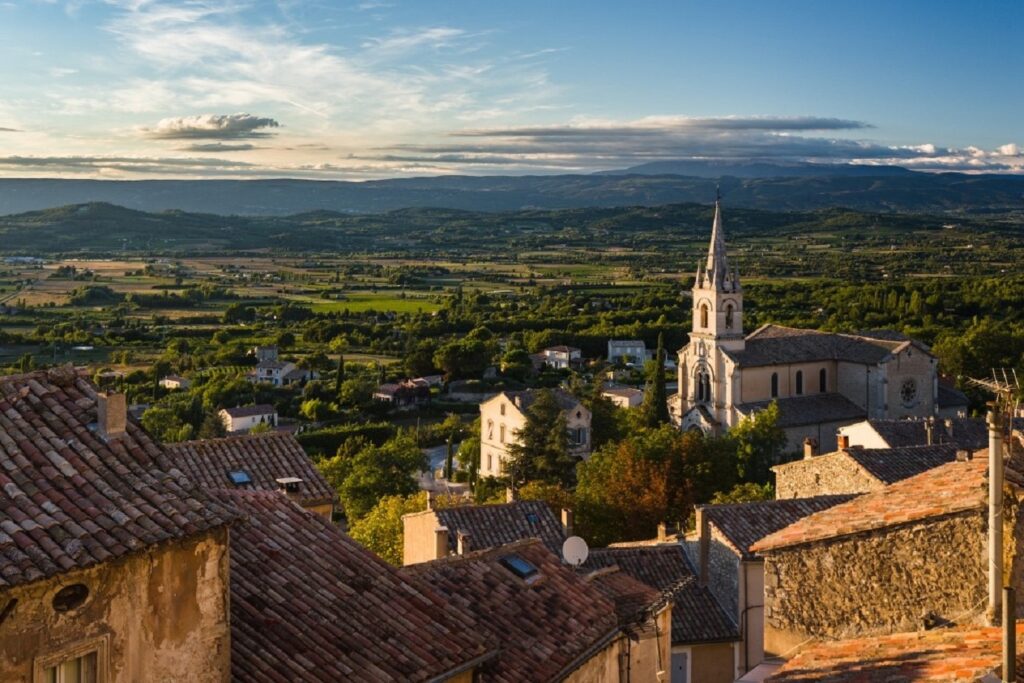 Payseg depuis un point de vue en hauteur du village de Bonnieux
