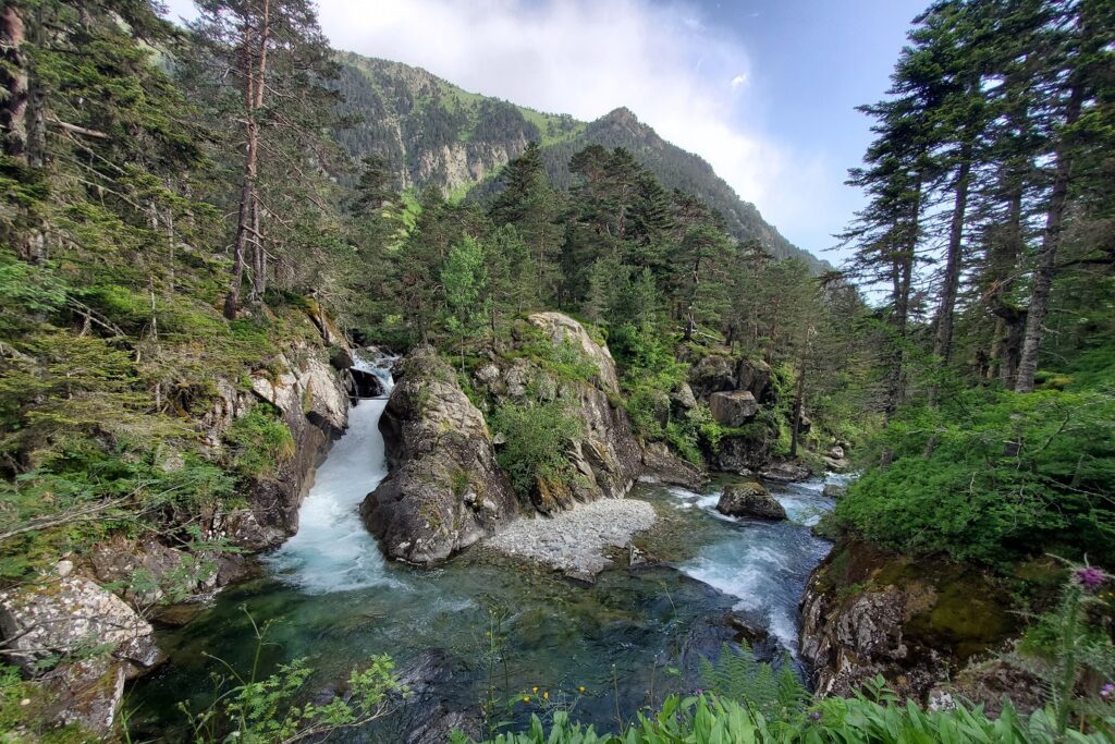 Paysage d'une cascade de montagne dans une forêt entre Gavarnie et Cauterets