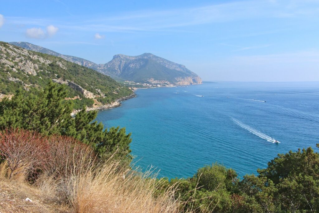 Paysage de bord de mer avec la mer sur la droite et sur la gauche des sommets