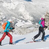 Deux randonneurs sur un sentier de randonnée accompagnés d'un guide en ski de fond dans le Vercors