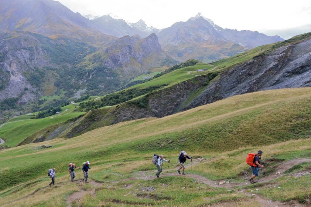 Groupe de randonneurs avec leur guide sur un sentier de randonnée lors d'un séjour du tour complet du mont Blanc