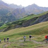 Groupe de randonneurs avec leur guide sur un sentier de randonnée lors d'un séjour du tour complet du mont Blanc