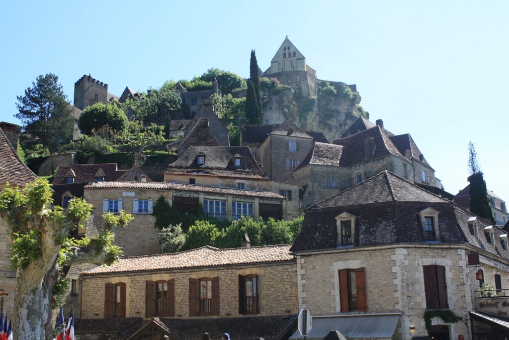 Paysage d'un village du Périgord observé en contrebas avec une architecture du village à la verticale