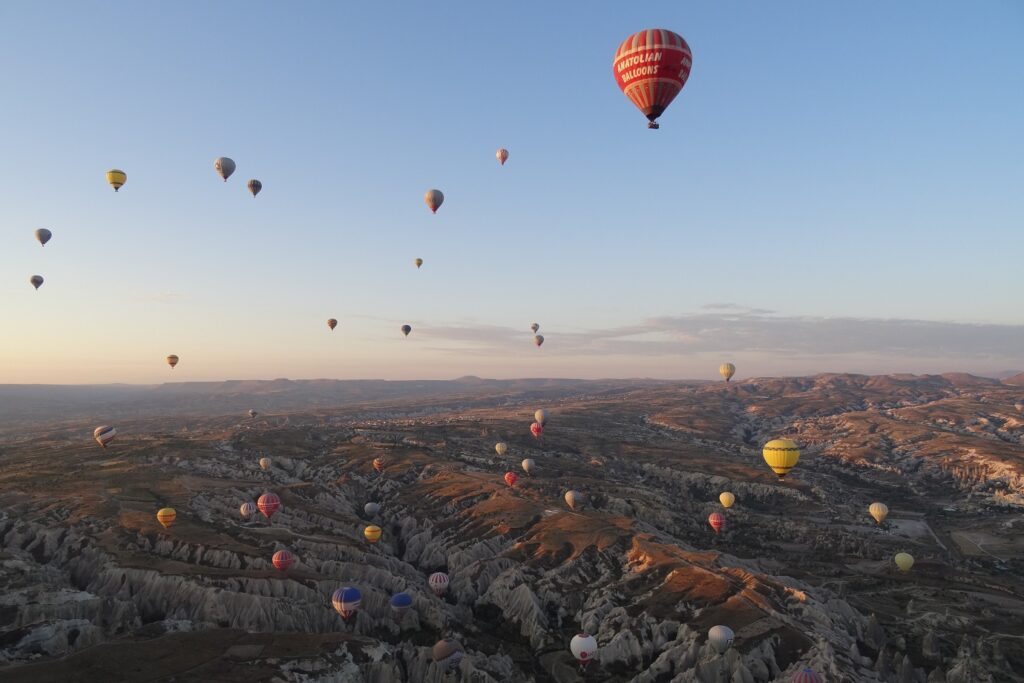Paysage dans la Cappadoce en Turquie avec des montgolfières de toutes les couleurs dans le ciel