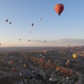Paysage dans la Cappadoce en Turquie avec des montgolfières de toutes les couleurs dans le ciel