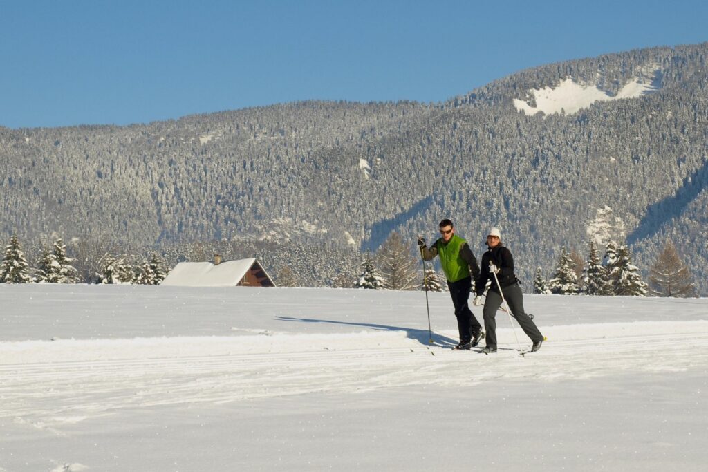Deux randonneurs en ski de fond sur une piste dans le Vercors