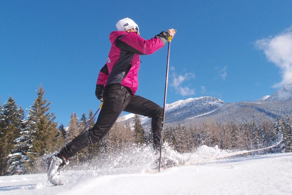 Une personne en ski de fond dans le Vercors lors d'un séjour de balades accompagnée