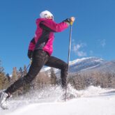 Une personne en ski de fond dans le Vercors lors d'un séjour de balades accompagnée