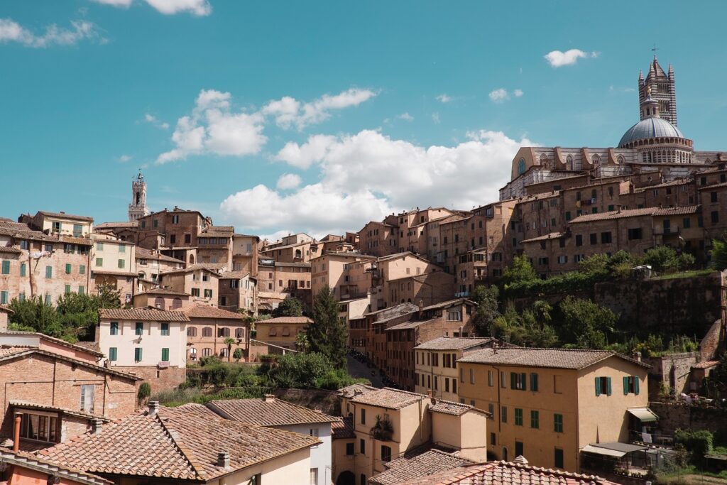 Paysage d'un village perché en Toscane, village typique de par sa construction et son organisation, avec l'église qui est le bâtiment le plus en hauteur