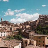 Paysage d'un village perché en Toscane, village typique de par sa construction et son organisation, avec l'église qui est le bâtiment le plus en hauteur