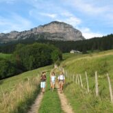 groupe de randonneurs sur un sentier de randonnée avec leur guide dans le parc de la Chartreuse