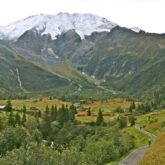 Paysage de montagne avec le glacier en fond lors du tour complet du mont Blanc