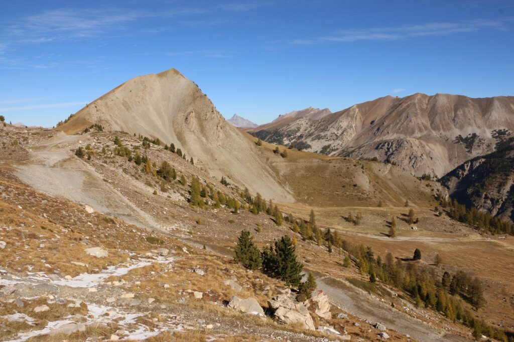 Paysage de montagne dans le domaine du Queyras avec des sommets sous un paysage estival