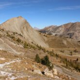 Paysage de montagne dans le domaine du Queyras avec des sommets sous un paysage estival