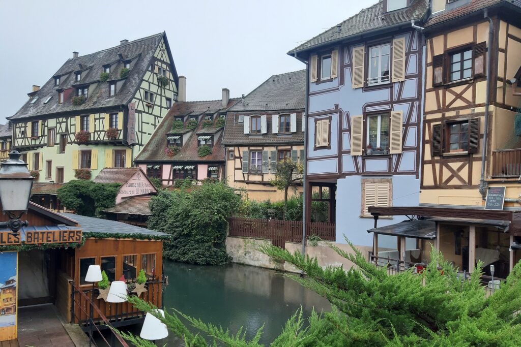 Groupe de maisons qui bordent un cours d'eau en Alsace