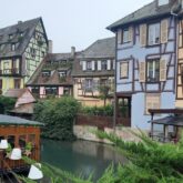 Groupe de maisons qui bordent un cours d'eau en Alsace
