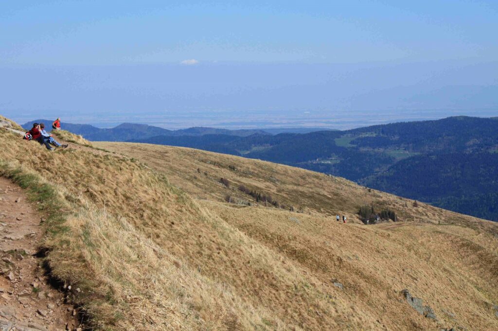 Paysage de montagne dans les hautes Vosges avec au loin une vallée et des sommets