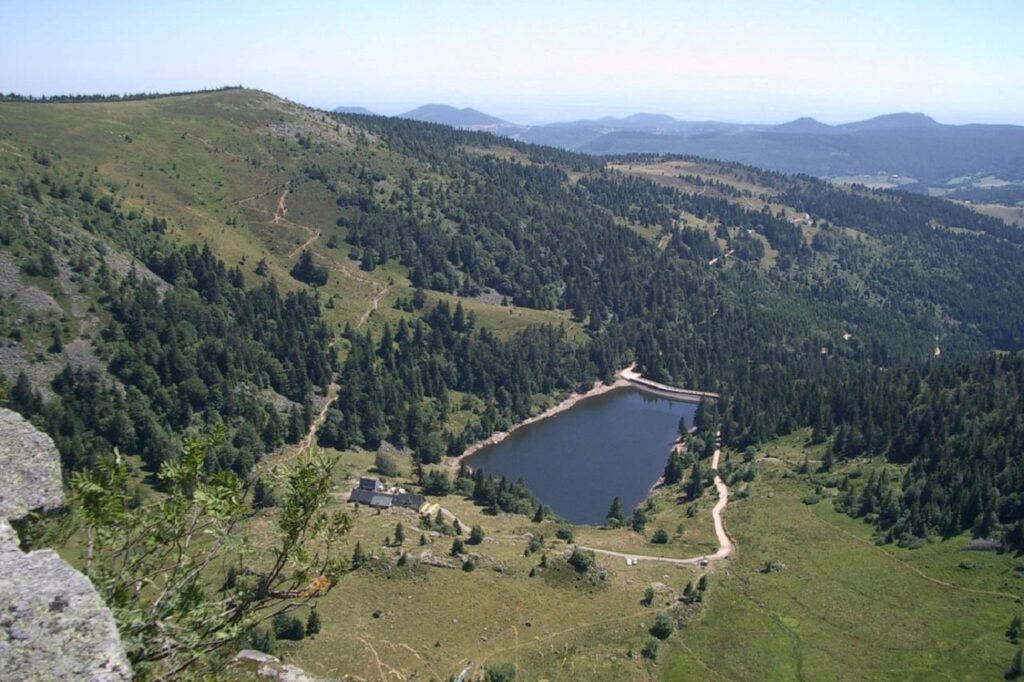 Paysage de montagnes dans les Hautes-Vosges avec en contrebas un lac de montagne