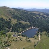 Paysage de montagnes dans les Hautes-Vosges avec en contrebas un lac de montagne