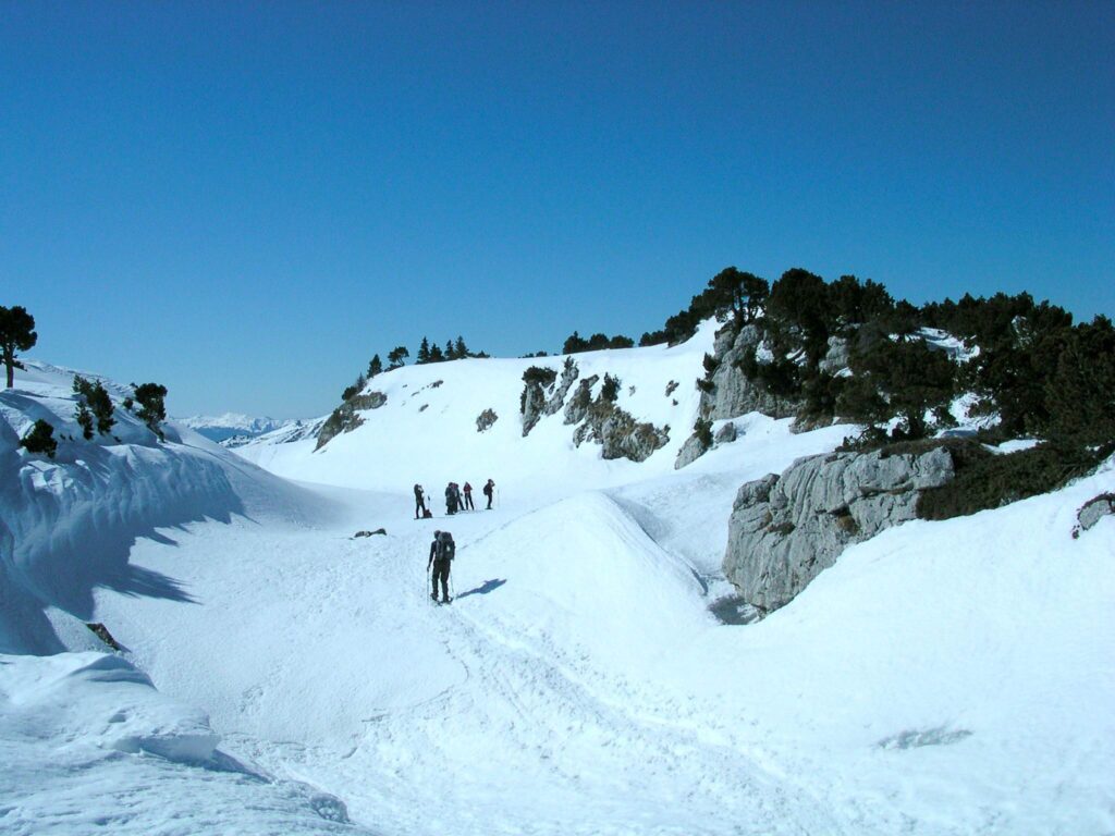Groupe de randonneurs sur un sentier de randonnée avec leur guide lors d'un séjour de randonnée de la traversée du Jura franco-suisse