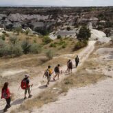 Groupe de randonneurs avec leur guide sur un sentier de randonnée encadré de paysage de pierre blanche en Turquie