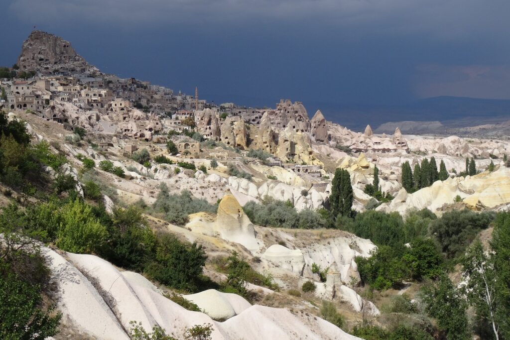 Paysage de Turquie avec des reliefs blancs et différents sommets, paysage caractéristique de Turquie.