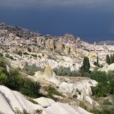 Paysage de Turquie avec des reliefs blancs et différents sommets, paysage caractéristique de Turquie.