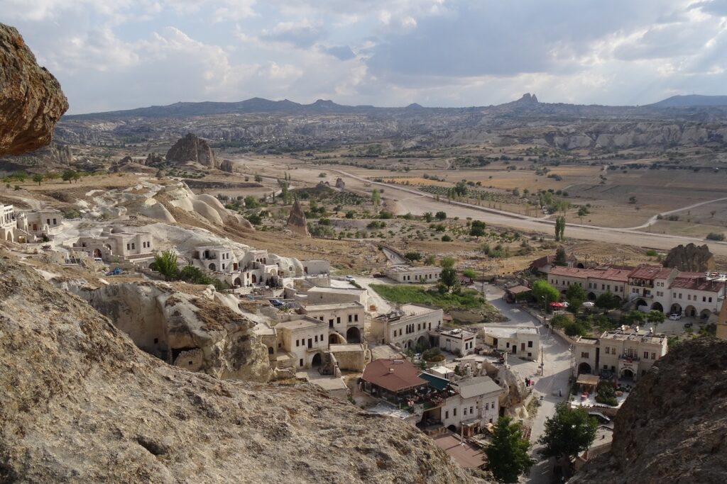 Paysage en Turquie avec un village en contre bas, avec différents reliefs en fond
